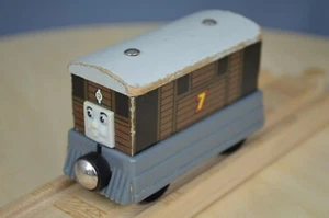 Thomas the Tank Engine Holzeisenbahn - TOBY - Old Style - 2001 auf Rädern gestempelt  - Bild 1 von 8