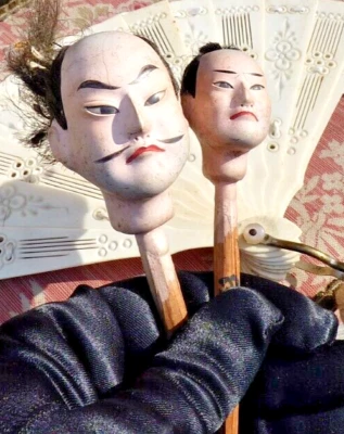 LOT 2 ANCIENNES TÊTES de POUPÉE type SAMOURAÏ fin XIXe/ 1900 - Photo 1/4