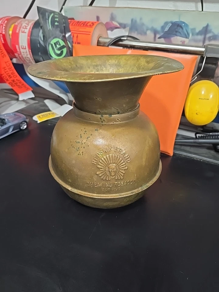 Tapón de corte de tabaco para masticar marca Redskin de colección escupitaja de latón de 10" de alto Foto 1 de 3
