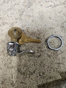 E003 Quarter Turn Lock Bulkheaf With Key - Foto 1 di 1