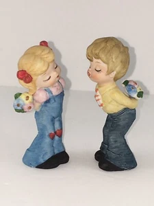 Vintage Lefton Sweet Little Boy & Girl sorpresa regalare fiori alto 3 1/2" - Foto 1 di 6