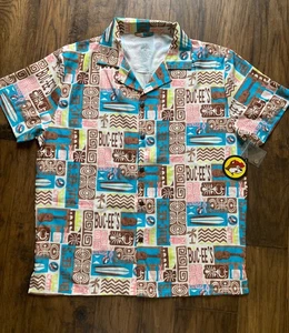 BUC-EE'S 2025 TIKI HAWAIIAN CAMP SHIRT SIZE M NWT EXTRA BUTTON BUCEES FAST SHIP - Picture 1 of 7