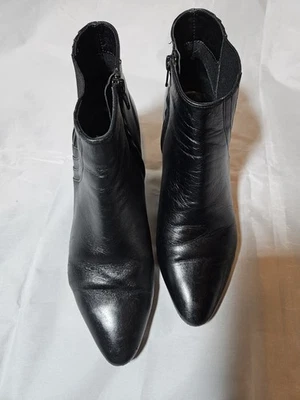 Botines Vaneli 9M de cuero negro con punta de gatito y tacón de gatito Foto 1 de 4