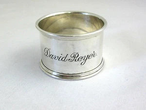  SOLID SILVER -- LARGE NAPKIN RING -- Hallmarked:-BIRMINGHAM 1930 - Picture 1 of 5