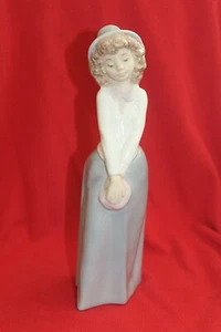 Lladro/Nao Figurine - Curly Haired Girl Posing With Purse In Hand - Picture 1 of 8