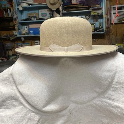 7 1/2 “Boss of the Plains” Homage Open Crown Wide Brim Western Hat 浅灰色 — 第 1/4 张图片