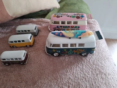 5 Kinsmart Volkswagen Classical Buses Combi 1962, 1 With Surfboard - Image 1 of 4