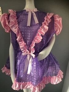 SET ABITO SISSY BAMBINO ADULTO IMPERMEABILE RUMOROSO, RASO ROSA E VIOLA, 48" petto NUOVO - Foto 1 di 9