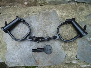 Black Iron hand cuffs /Police Antique Style/Handcuffs/shackles film Prop Gift - Picture 1 of 6