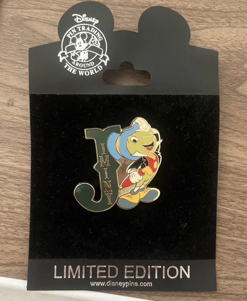 Prendedor Disney Shopping Jiminy Cricket serie de letras iniciales Pinocho LE 250 raro Foto 1 de 4