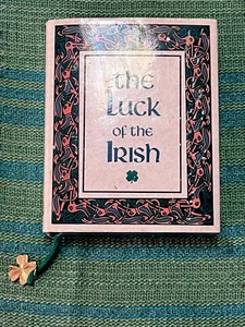 The Luck Of The Irish Mini Book W/24K Gold Plated Clover Charm 1996 - Bild 1 von 5