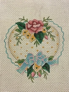 Handgemalte Nadelspitze Leinwand 18 Kt. FLORAL BLAU GESCHNÜRTER RAND HERZ MIT ROSA ROSE - Bild 1 von 1