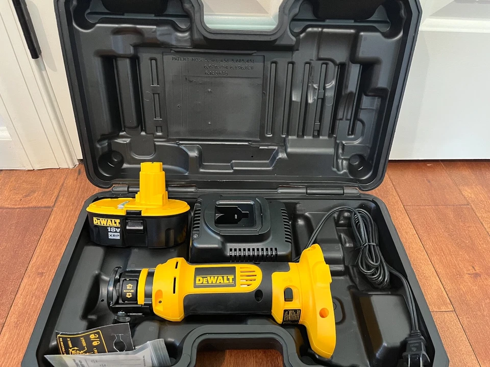 DeWALT DC550 18V Heavy Duty Cordless Cut Out Tool kit w DC9096 Battery/Charger - Image 1 of 4