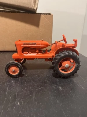 Trator Allis Chalmers vintage fundido modelo escala 1/16 - Imagem 1 de 4