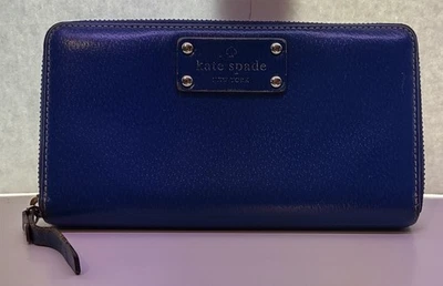 Cartera organizadora de cuero azul marino plegable con cremallera alrededor Kate Spade Grand Street Foto 1 de 4