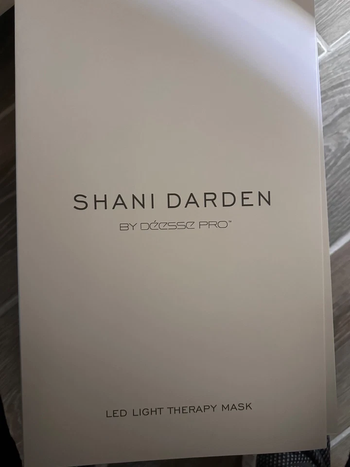 Máscara de luz LED Shani Darden de Deesse Pro Foto 1 de 4