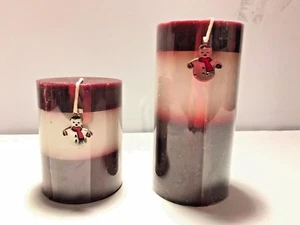 Velas de 2 pilares con dijes INSPIRACIONES NAVIDEÑAS 4"" y 6"" blanco borgoña - Imagen 1 de 4