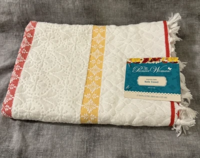 Toalla de baño de algodón a rayas esculpida The Pioneer Woman blanca con rayas Foto 1 de 3