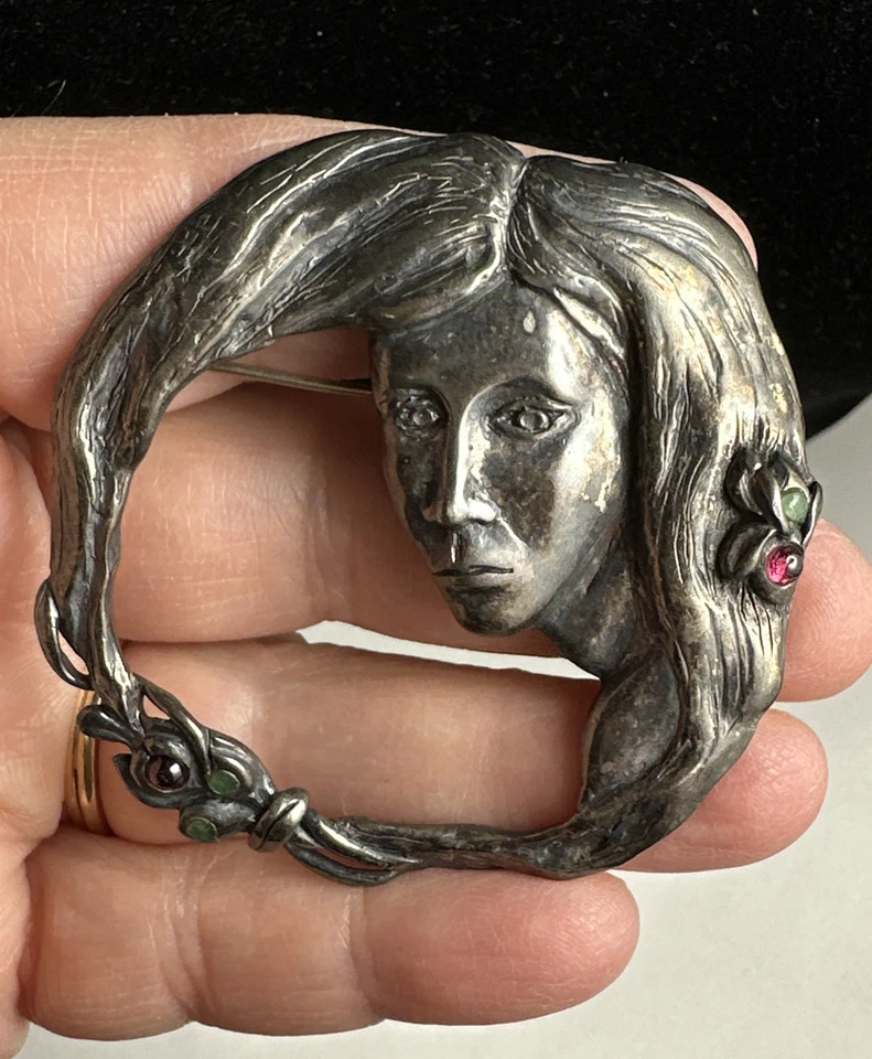 Шикарная дамская брошь из стерлингового серебра ручной работы с гранатами и изумрудами - Изображение 1 из 4