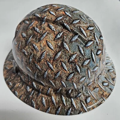 Sombrero duro ala completa personalizado hidro sumergido en placa de diamante realista acero oxidado Foto 1 de 4