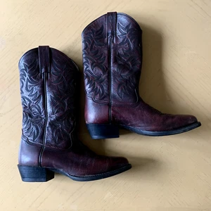 Ariat Style 34763 Leder Westernstiefel zum Überziehen rot Ochsenblut bestickt M 8/W 9,5 - Bild 1 von 9