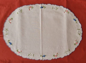 Mantel Ovalado Antiguo Bordado - Dimensiones: 43 X 31 Cm - Imagen 1 de 2