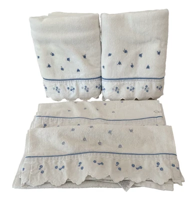 Juego de 4 toallas de mano de baño de colección con adornos de encaje blanco y flores azules festoneadas MCM EE. UU. Foto 1 de 4