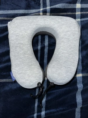 Almohada de viaje para cuello de espuma viscoelástica Trtl gris servilleta Foto 1 de 4