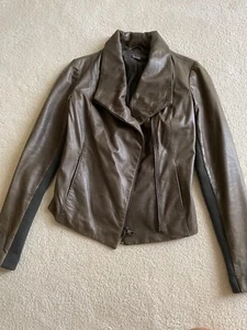  Vince asymmetrische butterweiche Lederjacke mit Reißverschluss braun/oliv XS   - Bild 1 von 12