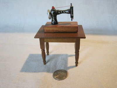 Mesa y máquina de coser de madera Shackman vintage escala 1:12 para casa de muñecas Foto 1 de 4