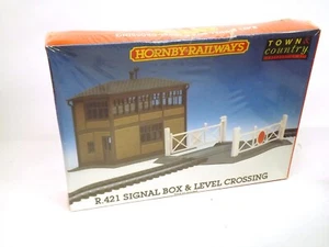 Hornby R421 Signalbox & Level Crossing Unbuilt Plastic Kit (OO Scale) Boxed - Picture 1 of 1