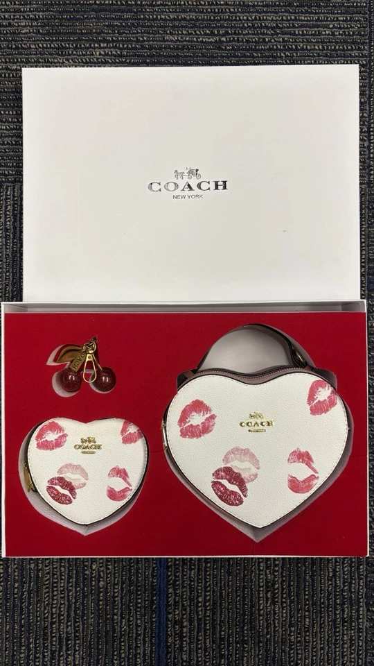 Сумка через плечо Coach Kiss Heart комплект с ремешком и вишневым амулетом - Изображение 1 из 4