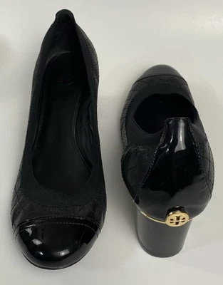 Zapatos de salón acolchados Tory Burch Carrie con logotipo dorado con puntera de cuero 8,5 M tacones en bloque Foto 1 de 4