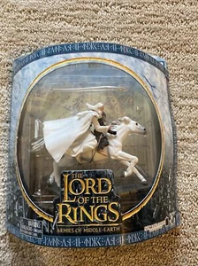 El Señor de los Anillos Guerreros y Bestias de Batalla PIPPIN con Gandalf White Shadowfax 2004 - Imagen 1 de 9