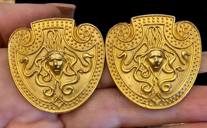 Pendientes grandes vintage chapados en oro de Karl Lagerfeld con clip de medusa - Imagen 1 de 5