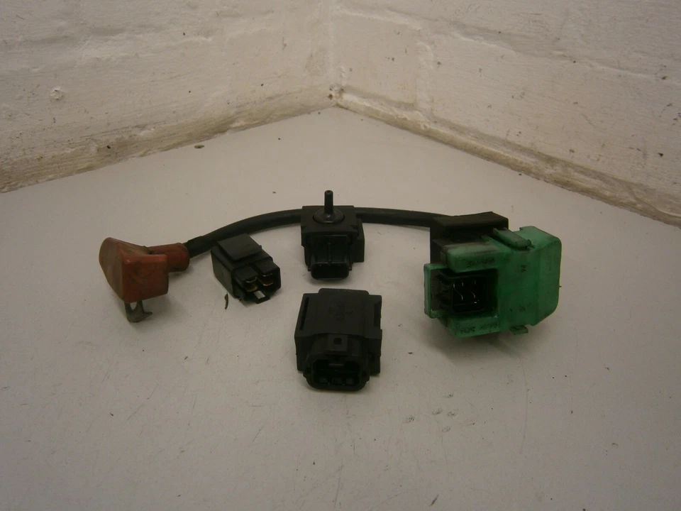 Suzuki DL1000 V-Strom 2002 Starter Solenoid & Relays & vacuum sensor  11-20 - Image 1 of 4