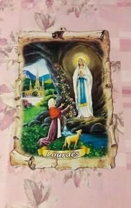 GEMÄLDE DER MADONNA VON LOURDES AUS MDF MIT SMARAGDRAND 43 X 29,5 CM - Bild 1 von 1