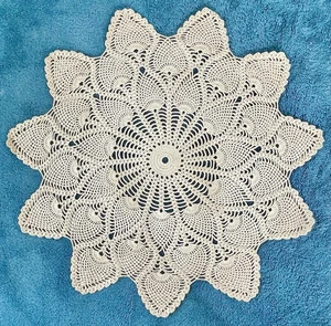 LOVELY INTRICATE OLD ANTIQUE VINTAGE ROUND TAN HANDMADE DOILY - Picture 1 of 5