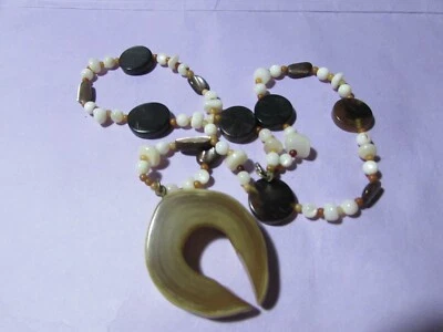 Collar de cuentas vintage 21" marrón/crema/naranja con llavero de cuerno orgánico en el centro Foto 1 de 4