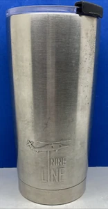 Taza de viaje Nine Line de metal plateado con tapa de plástico - Imagen 1 de 5