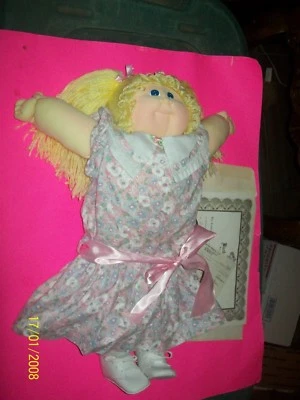 XAVIER ROBERTS PARCHE DE REPOLLO ESCULPIDO SUAVE NIÑA dorado edición 1985 papeles rubios Foto 1 de 4