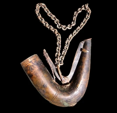 原版 1800 年代老式古董黄铜手工制作独特形状枪粉瓶瓶 — 第 1/4 张图片