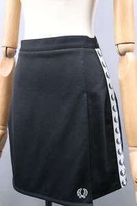 Fred Perry schwarz Polyester Rock Streifen Logos Größe 8/XS - Bild 1 von 16