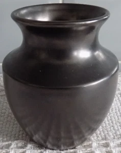 Vintage PRINKNASH 12 cm Urn Shape Vase, Gun Metal Metallic Ceramic. - Picture 1 of 4