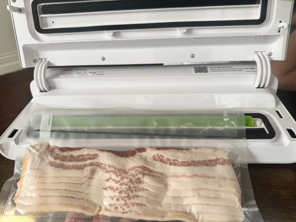 Máquina seladora a vácuo compacta FoodSaver com sacos herméticos e rolo  - Imagem 1 de 4