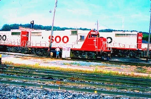 DUPLICATE KODACHROME SLIDE SOO LINE GP38-2 #4407 RED LOGO GLADSTONE, MI APR 1978 - Bild 1 von 1