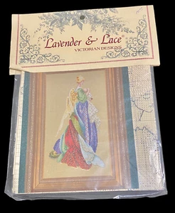 Lavendel & Spitze Kreuzstich viktorianische Designs in den Armen eines Engels Neu in Verpackung - Bild 1 von 2