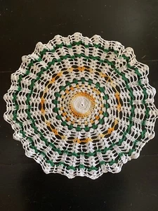"Doily de 14" de ganchillo verde y blanco hecho a mano" - Imagen 1 de 5