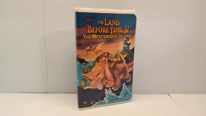 The Land Before Time V: The Mysterious Island (1997) - VHS, Clamshell Case, Good - Foto 1 di 13