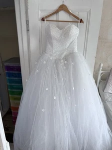 Wedding Dress Size 10-12 Pearl Bodice Flower Detail On Skirt. Never Worn - Picture 1 of 10